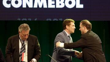 Alejandro Dom&iacute;nguez (centre) with Gorka Villar after the unanimous decision.