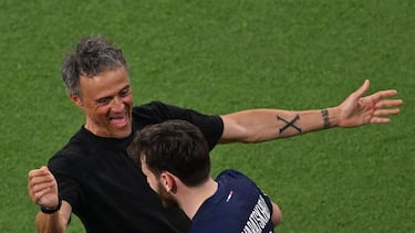 Paris Saint-Germain's Spanish head coach Luis Enrique (L) celebrates with Paris Saint-Germain's Georgian forward #07 Khvicha Kvaratskhelia after the team's fourth goal during the UEFA Champions League final football match between Paris Saint-Germain (PSG) and Inter Milan in Munich, southern Germany on May 31, 2025. (Photo by Kirill KUDRYAVTSEV / AFP)