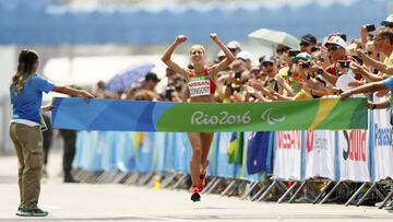 Festival para terminar. Elena Congost, en el momento en el que cruza la meta de la maratón y se convierte en la nueva campeona paralímpica.