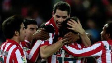 <b>UNA PIÑA. </b>Los jugadores del Atlético forman una piña tras lograr el 4-0.