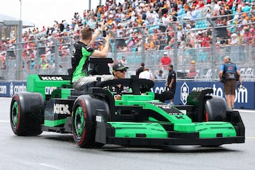 Durante el Gran Premio de Miami 2025, los 20 pilotos de F車rmula 1 desfilaron en r谷plicas a tama?o real de sus monoplazas, construidas con aproximadamente 400.000 piezas de LEGO cada una. Estas versiones el谷ctricas, con neum芍ticos Pirelli reales, alcanzaban hasta 20 km/h y fueron creadas en colaboraci車n con LEGO. El desfile reemplaz車 al tradicional cami車n de presentaci車n, ofreciendo una experiencia m芍s creativa, que gener車 entusiasmo tanto en la pista como entre los espectadores. La iniciativa busca acercar el espect芍culo de la F1 a los fans.
