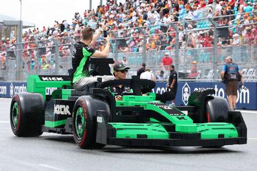 Durante el Gran Premio de Miami 2025, los 20 pilotos de Fórmula 1 desfilaron en réplicas a tamaño real de sus monoplazas, construidas con aproximadamente 400.000 piezas de LEGO cada una. Estas versiones eléctricas, con neumáticos Pirelli reales, alcanzaban hasta 20 km/h y fueron creadas en colaboración con LEGO. El desfile reemplazó al tradicional camión de presentación, ofreciendo una experiencia más creativa, que generó entusiasmo tanto en la pista como entre los espectadores. La iniciativa busca acercar el espectáculo de la F1 a los fans.