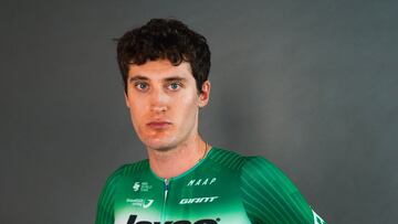 El ciclista italiano Filippo Conca posa con el maillot de campeón de Italia tras su fichaje por el Jayco-AlUla