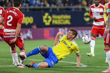 Alcaraz punga por un balón con Bruno Méndez.