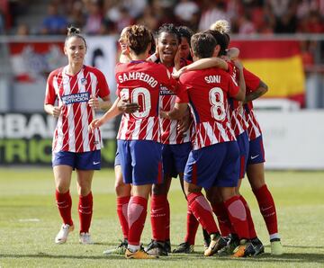 Las jugadoras felicitan a la goleadora Ludmila. 