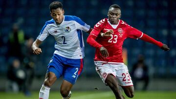 El paname&ntilde;o Michael Murillo y el dan&eacute;s Pione Sisto pugnan por el bal&oacute;n durante el amistoso celebrado en Copenhague.