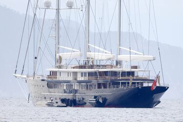 Valorado en 500 millones de dólares, mide 127 metros y fue construido por Oceanco en Países Bajos, siendo entregado en 2023. Tiene capacidad para 18 invitados en 9 camarotes y una tripulación de unas 36 a 40 personas. Sus lujos incluyen tres enormes mástiles para navegación a vela, una piscina en cubierta, varios jacuzzis y un interior de diseño exclusivo a cargo de Mlinaric, Henry & Zervudachi.