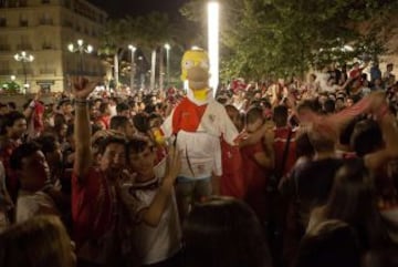 Los seguidores sevillistas celebraron el título en las calles de la capital hispalense.