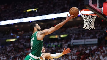 MIAMI, FLORIDA - MAY 27: Jayson Tatum #0 of the Boston Celtics drives to the net ahead of Max Strus #31 of the Miami Heat during the second quarter in game six of the Eastern Conference Finals at Kaseya Center on May 27, 2023 in Miami, Florida. NOTE TO USER: User expressly acknowledges and agrees that, by downloading and or using this photograph, User is consenting to the terms and conditions of the Getty Images License Agreement.   Mike Ehrmann/Getty Images/AFP (Photo by Mike Ehrmann / GETTY IMAGES NORTH AMERICA / Getty Images via AFP)