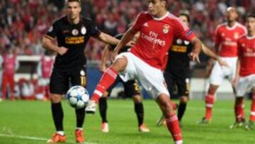 El delantero mexicano jugando con el Benfica.