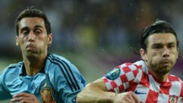 Arbeloa disputa un balón con el centrocampista Pranjic durante el último partido de la fase de grupos de la Roja.