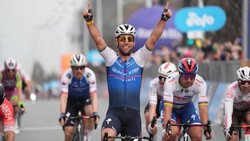 Cavendish celebra su triunfo en la meta de Turín.