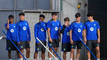 GRAFCAT9684. BARCELONA, 22/10/2024.- Los jugadores del FC Barcelona Lamine Yamal, Sergi Domínguez, Alejandro Balde, Gerard Maríin, Pablo Torre, Pau Víctor y Pau Cubarsí durante el entrenamiento que el equipo azulgrana ha realizado en la ciudad deportiva Joan Gamper para preparar el partido de Liga de Campeones que mañana disputarán ante el Bayern de Munich. EFE/Alejandro García