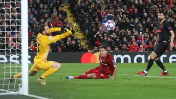 Oblak despeja el bal&oacute;n tras un remate a bocajarro de Firmino en el Liverpool-Atl&eacute;tico.