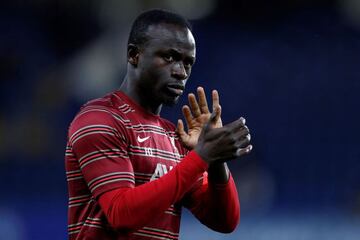 Liverpool's Senegalese striker Sadio Mane applauds as the Chelsea players walk out onto the pitch ahead of the English Premier League football match between Chelsea and Liverpool at Stamford Bridge in London on January 2, 2022.
