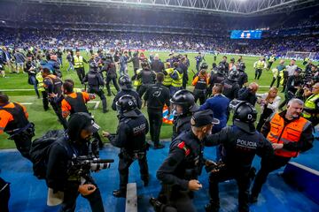 Invasión de campo de los seguidores del Espanyol cuando los jugadores del Barcelona celebraban el campeonato liguero.