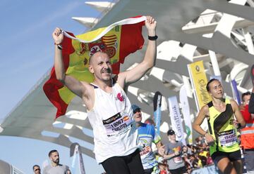 Participantes de la maratón de Valencia Trinidad Alfonso EDP llegando a la meta cerca del Oceanogràfic de Valencia.