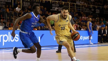 FUENLABRADA (MADRID), 09/10/2022.- El alero serbio del Bar?a Nikola Kalinic (d) se escapa del maliense Bassala Bagayoko, del Fuenlabrada, durante el partido de Liga ACB que Fuenlabrada y Bar?a juegan hoy domingo en el pabell車n Fernando Mart赤n de Fuenlabrada. EFE/ JUAN CARLOS HIDALGO