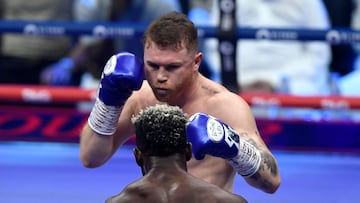 Riyadh (Saudi Arabia), 04/05/2025.- Saul 'Canelo' Alvarez (facing) of Mexico fights William Scull of Cuba in their IBF Super Middleweight title bout in Riyadh, Saudi Arabia, 04 May 2025. Canelo won by unanimous decision and had unified the IBF title with his WBA (Super), WBC and WBO titles. (Arabia Saudita) EFE/EPA/STR