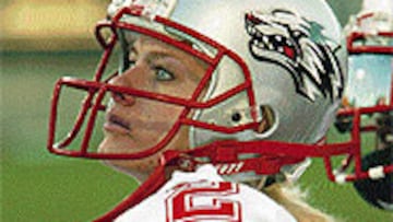 <B>DESOLADA</B>. Hnida no pudo convertir el extra point en su debut.