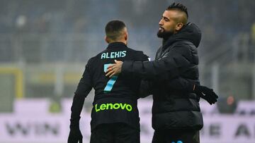 Inter Milan's Chilean midfielder Arturo Vidal (R) congratulates Inter Milan's Chilean forward Alexis Sanchez at the end of the Italian Serie A football match between Inter and Torino on December 22, 2021 at the Giuseppe-Meazza (San Siro) stadium in Milan. (Photo by MIGUEL MEDINA / AFP)