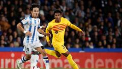 SAN SEBASTIÁN, 04/11/2023.- El delantero japonés de la Real Sociedad Take Kubo (i) disputa un balón ante Alejandro Balde, defensa del FC Barcelona durante el partido de la jornada 12 de LaLiga que Real Sociedad y FC Barcelona disputan hoy sábado en el Reale Arena, en San Sebastián. EFE/Juan Herrero
