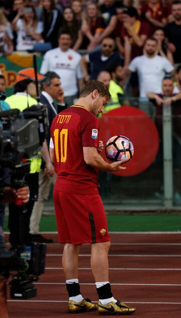 Un emocionado Totti se despide de su afición en su último partido con la Roma.