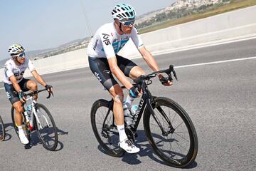 El colombiano junto a su líder, Chris Froome. Henao es el segundo mejor colombiano en la general, es 28° a 46" del líder.