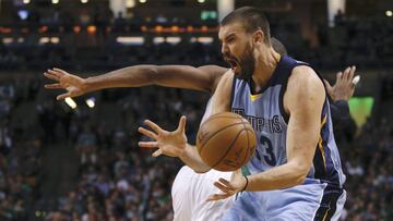 CJX720. BOSTON (MA, EE.UU.), 27/12/2016.- El jugador de Grizzlies Marc Gasol (d) se lamenta después de recibir una falta de Al Horford (atrás), de Celtics, hoy, martes 27 de diciembre de 2016, durante un partido entre Grizzlies y Celtics por la NBA, en el TD Garden de Boston, Massachusetts (EE.UU.). EFE/CJ Gunther
