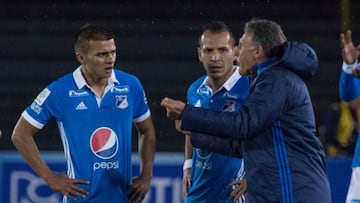 Miguel &Aacute;ngel Russo dando indicaciones a Duque. El entrenador argentino ya tiene un plan para suplirlo ante el Am&eacute;rica