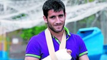 <b>GESTO DE RABIA. </b>Saúl abandona las instalaciones de Barranco Seco ayer, tras no poder entrenarse.