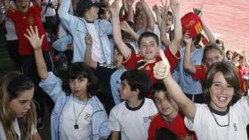 <b>ENTREGADOS. </b>Muchos niños ayer en Las Rozas viendo a La Roja.