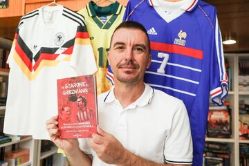 Antonio De la Rosa con su libro y las camisetas de Alemania y Francia.