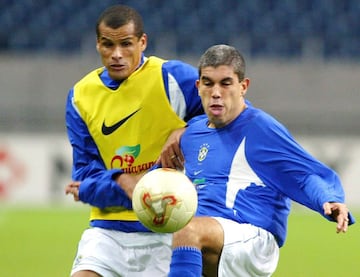 El mediocentro de S?o Paulo adem芍s de la Copa del Mundo de 2002 defendi車 la camiseta de Brasil en el Mundial de 2006 celebrada en Alemania. En el torneo disputado en Corea y Jap車n fue convocado por el seleccionador en el 迆ltimo momento en el lugar del exmadridista ?merson Ferreira da Rosa. Este se lesion車 haciendo de portero en uno de los entrenamientos de la canarinha.