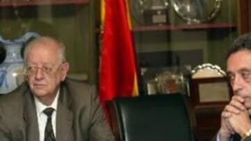 <b>RÁPIDO VEREDICTO.</b> Alfredo Flórez (a la izquierda), presidente del Comité de Competición, ha sido el encargado de dar a conocer la noticia.