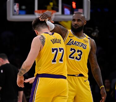 LeBron James y Luka Doncic durante el partido de NBA entre los Los Angeles Lakers y los New York Knicks.