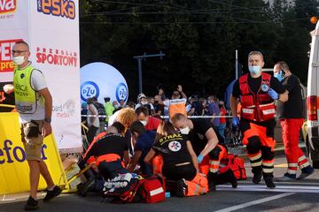 Grave caída del neerlandés Fabio Jakobsen (Deceuninck) al ser cerrado por su compatriota Groenewegen (Jumbo) que provocó una montonera en la línea de meta.