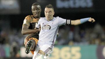 Aspas pelea por el balón con Diakhaby.