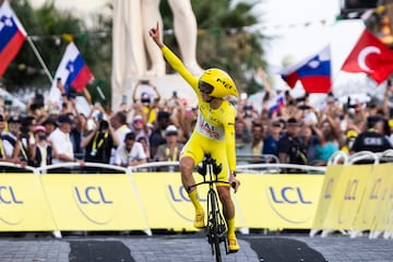 Tadej Pogacar celebra su sexta victoria en el Tour y en la general. 
 