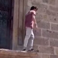 Parkour en la ventana de un edificio histórico: cae, la rompe y le denuncian