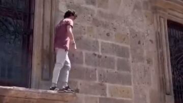 Johnny Montesana en la ventana del Palacio de Gobierno de Jalisco (México).