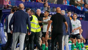 El momento en el que Juergen intenta entrar en el túnel de vestuarios y se monta una tangana.