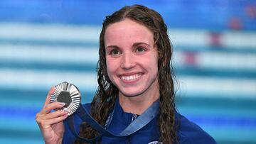 Silver medallist US' Regan Smith poses with her medal following the women's 200m backstroke swimming event during the Paris 2024 Olympic Games at the Paris La Defense Arena in Nanterre, west of Paris, on August 2, 2024. (Photo by Jonathan NACKSTRAND / AFP)