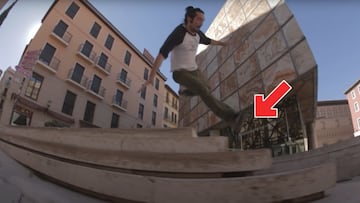 Sergio Lucea resbalando con el skate en unas escaleras.