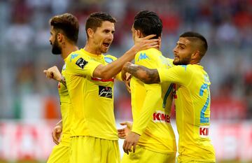 Jugadores del Nápoles celebrando el el gol de Callejón. 