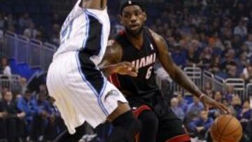 LeBron James contra Maurice Harkless.