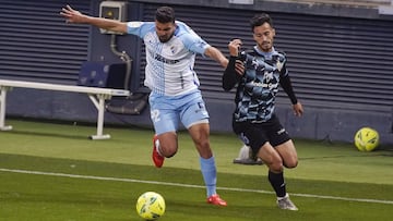 Alexander Gonz&aacute;lez, en una pugna con Lazo durante el M&aacute;laga - Almer&iacute;a.