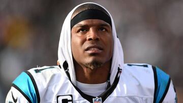 OAKLAND, CA - NOVEMBER 27: Cam Newton #1 of the Carolina Panthers looks on against the Oakland Raiders during their NFL game on November 27, 2016 in Oakland, California. Thearon W. Henderson/Getty Images/AFP
== FOR NEWSPAPERS, INTERNET, TELCOS & TELEVISION USE ONLY ==