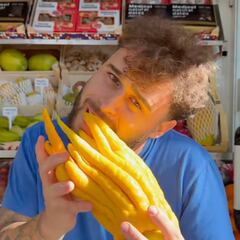 El frutero más famoso de TikTok enseña la que quizá sea “la fruta más rara” que ha enseñado “en la maldita vida”: “Se llama mano de Buda”