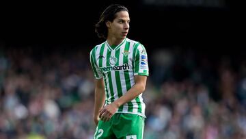 Diego Lainez jugando para el Betis en la LIga de España.